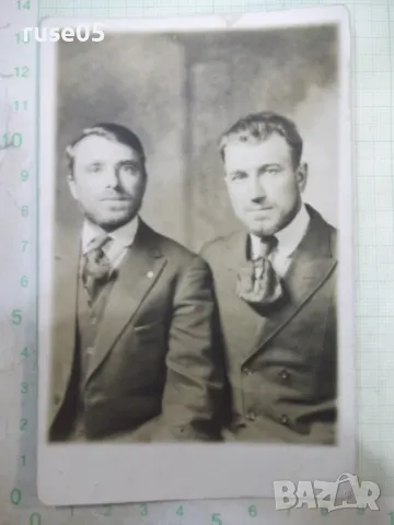 Снимка стара на двама млади господа