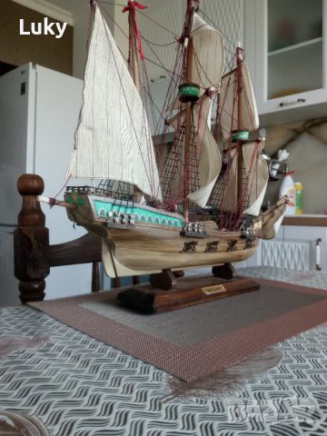 Продавам стар и красив,платноходен,кораб-Mayflower.Размерите са на снимките.