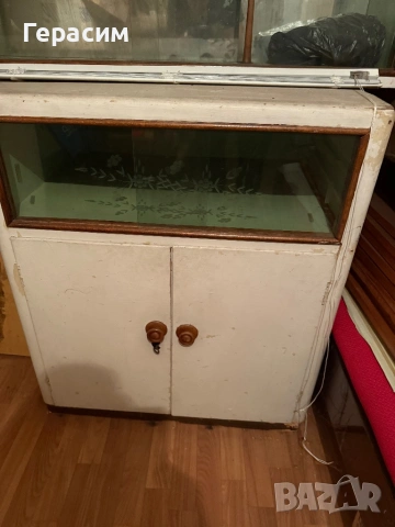 Подарявам масивен шкаф с надстройка за чаши със стъкло и огледало от соца, снимка 3 - Бюфети - 53205856