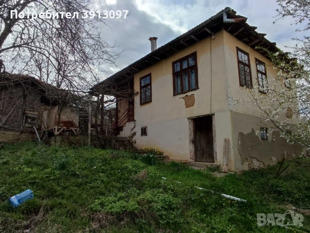 Къща, лятна кухня и стопански постройки в китно село. 