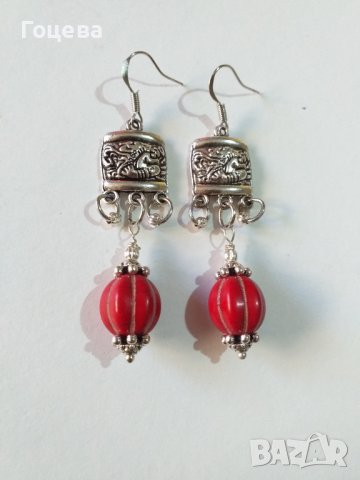 Много красиви Бохо обици с червени Тюркоази и орнаментирана основа  в цвят Сребро , снимка 2 - Обеци - 37168818