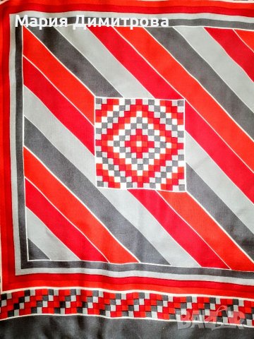 Копринен шал в червено и сиво 67/65, снимка 2 - Шалове - 37340365