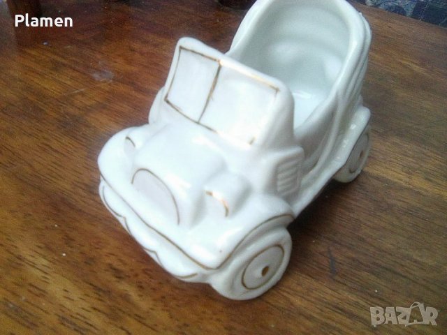 Модел на стар автомобил от порцелан, снимка 1 - Други ценни предмети - 39338773