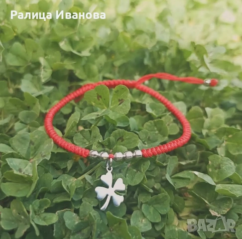 Дамска гривна с червен конец и детелина от стомана , снимка 2 - Гривни - 53169669