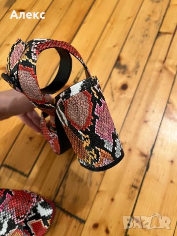 Обувки с ток Bershka, снимка 3 - Дамски обувки на ток - 35609756