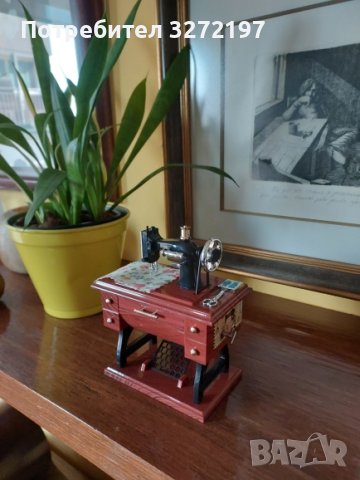 Винтидж музикалнa кутя - Шевна машина с ръчна манивела , снимка 11 - Декорация за дома - 42284338