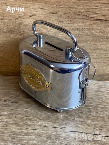 Метална касичка с ключ