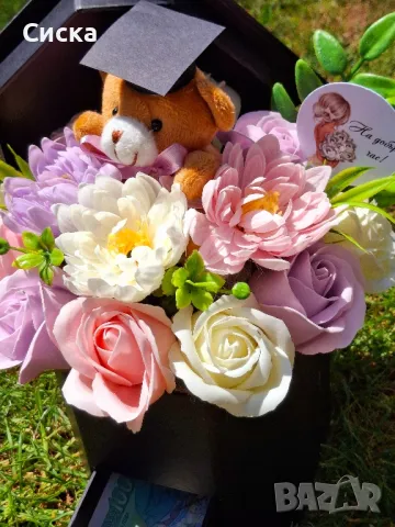 Тематични букети със сапунени цветя и плюшено мече за абитуриенти /абсолвенти, снимка 3 - Подаръци за жени - 50228221