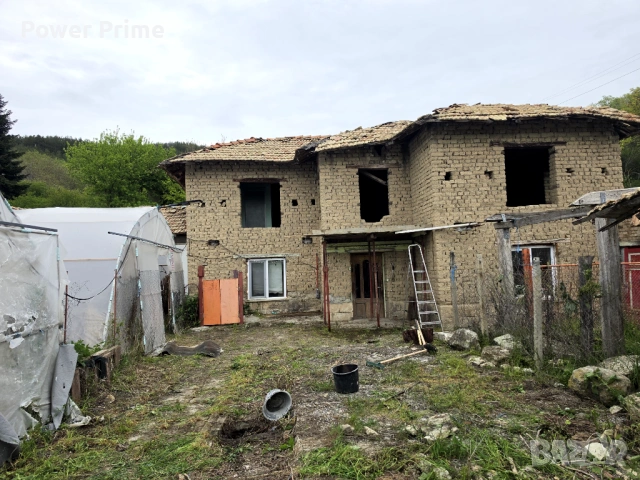 Двуетажна  къща с площ 1400 кв