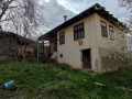 Къща, лятна кухня и стопански постройки в китно село. , снимка 1
