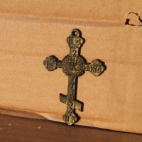 Стар бронзов кръст , снимка 1 - Колиета, медальони, синджири - 35576320