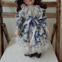 Продавам порцеланова колекционерска кукла -ELIZABETH-А, снимка 1 - Антикварни и старинни предмети - 37866876