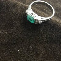 Продавам златен пръстен с диаманти и изумруд, снимка 1 - Пръстени - 38600348