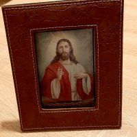 Настолна кожена рамка със снимка на Исус Христостос, снимка 1 - Икони - 37884338