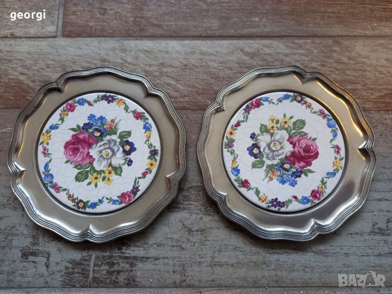 Две декоративни порцеланови чинийки с  цветя и калаен обков, снимка 1