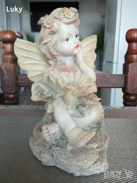 Продавам стара, красива фигурка на момиче-ангел., снимка 1