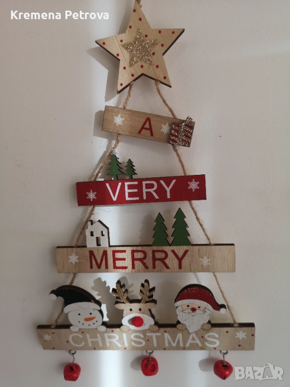 Нов Орнамент коледно дърво, висящ модел, дърво, послание „A Very Merry Christmas“, фигури Дядо Колед, снимка 1