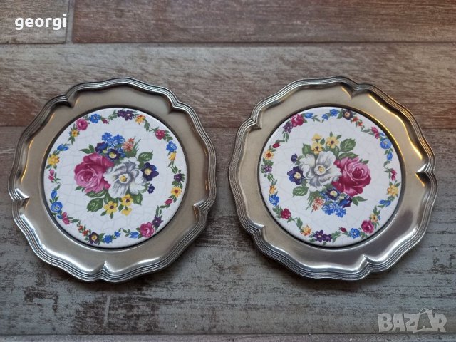 Две декоративни порцеланови чинийки с  цветя и калаен обков, снимка 1 - Колекции - 39601438