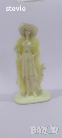 Фигура на дама с куче, снимка 2 - Статуетки - 50893122