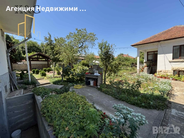 Две къщи в един двор и заведение