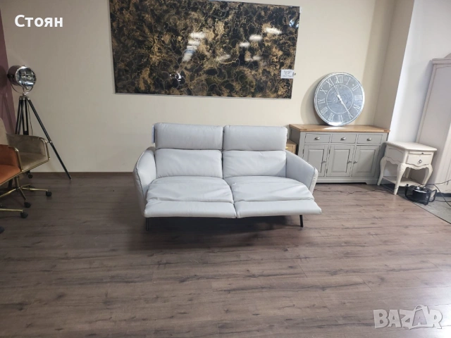 Светло сив кожен диван тройка Natuzzi с електрически релаксиращ механизъм, снимка 5 - Дивани и мека мебел - 54289029