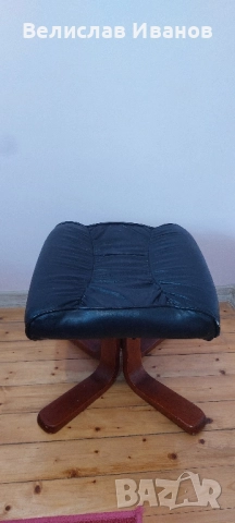 Ретро кожена табуретка с дървени крака. Кожата няма скъсано. Отлично състояние. , снимка 4 - Антикварни и старинни предмети - 51477965