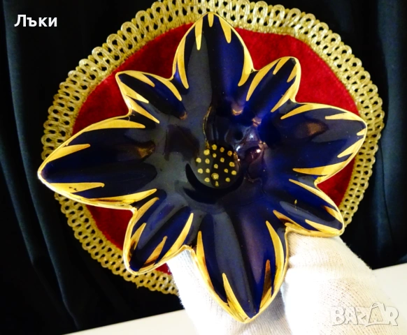 Порцеланов свещник,пепелник цвете,злато,кобалт. 