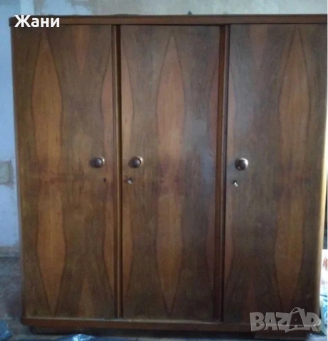Старинен ретро гардероб от орех