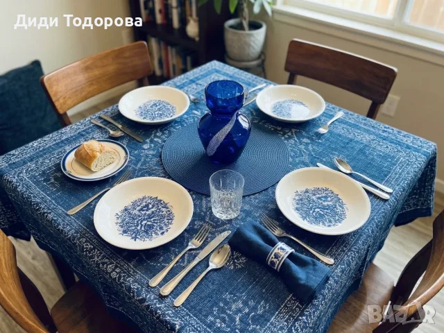 Красив комплект от 4 бр. чинии с богато синьо цветно дъно и синя стъклена ваза