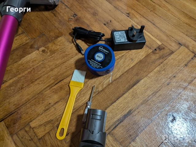 Добра и почистена Dyson V6 прахосмукачка с читава батерия и аксесоари, снимка 6 - Прахосмукачки - 52776402