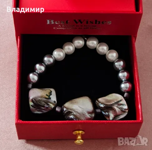 Ръчно изработена гривна седеф и перли в подаръчна кутия украсена със криогенна роза , снимка 2 - Гривни - 48633152