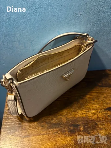 Оригинална дамска чанта на Guess, снимка 6 - Чанти - 56301481