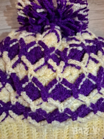 Ръчно плетена шапка двуцветна модел диаманти, снимка 3 - Шапки - 52693081