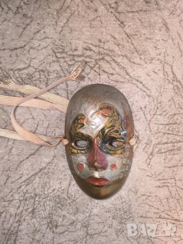 Стара метална маска.