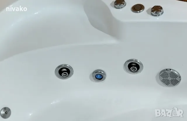 Продавам ъглова вана Бергама лява с хидромасажна система и спот, снимка 7 - Душ кабини и вани - 47608444