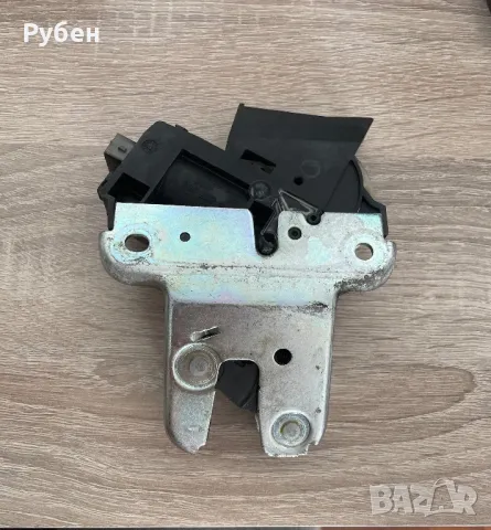 Брава за вратата на багажникът VW