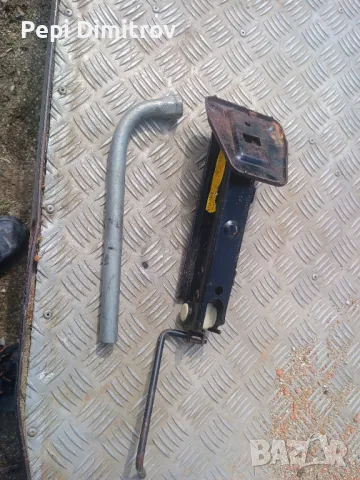 Оригинален крик + ключ за Volkswagen New Beetle Coupe (01.1998 - 09.2010),, снимка 6 - Части - 49820222