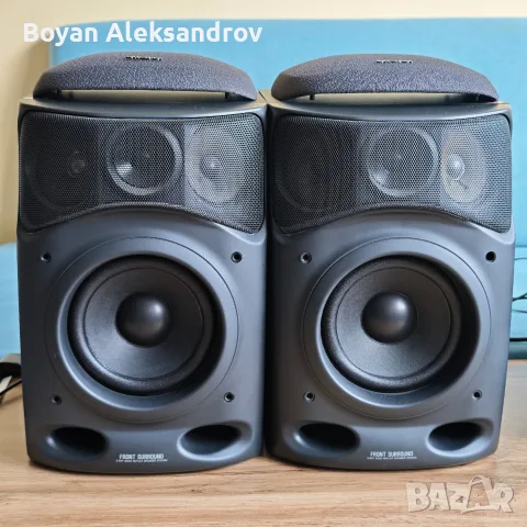 Трилентови тонколони Aiwa SX-FN550 с вградени съраунд говорители.