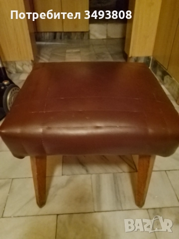 Стара запазена кожена табуретка 