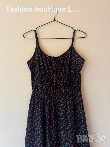 Черна дълга рокля с десен на червени цветя вталена M размер с регулиращи се презрамки на House 👗, снимка 2 - Рокли - 52235804