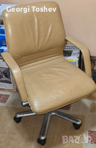 Продавам офис кожен стол люлеещ механизъм,кафяв цвят., снимка 2 - Столове - 51730349