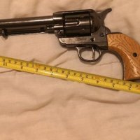 Нестреляща колекционерска реплика на емблематичният револвер Колт 45 писмейкър. За колекция, игра и , снимка 6 - Колекции - 31459290