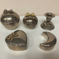 Метални посребрени кутии за бижута с панделка и свещник, снимка 1 - Колекции - 44733329