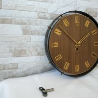 Стар дървен стенен часовник - Маяк - Сделано в СССР, снимка 3 - Антикварни и старинни предмети - 34906229