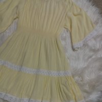 ИЗКЛЮЧИТЕЛНО КРАСИВА жълта рокля с бяла дантела , снимка 9 - Рокли - 40364447