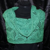 Зелен Ръчно плетен на една кука шал /плетиво подарък hand made/, снимка 2 - Шалове - 35141623
