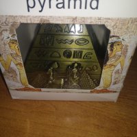 Метална пирамида с часовник, снимка 1 - Дамски - 42607700