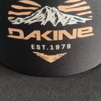 Продавам нова шапка Dakine  ,тип тръкър,all size , снимка 8 - Шапки - 42113699