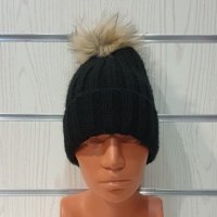 Нова зимна шапка в черен цвят с помпон/пух, снимка 1 - Шапки - 35512585