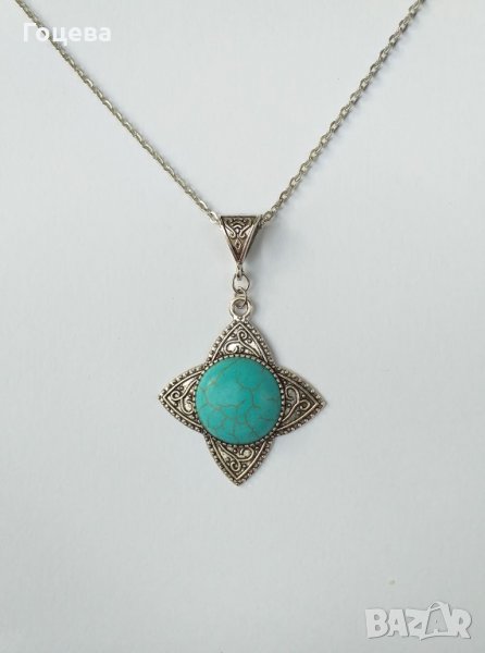 Прекрасният медальон с голям Тюркоаз и красиви орнаменти в цвят Антично сребро, снимка 1